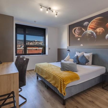 R73 Residences Pecs Bagian luar foto