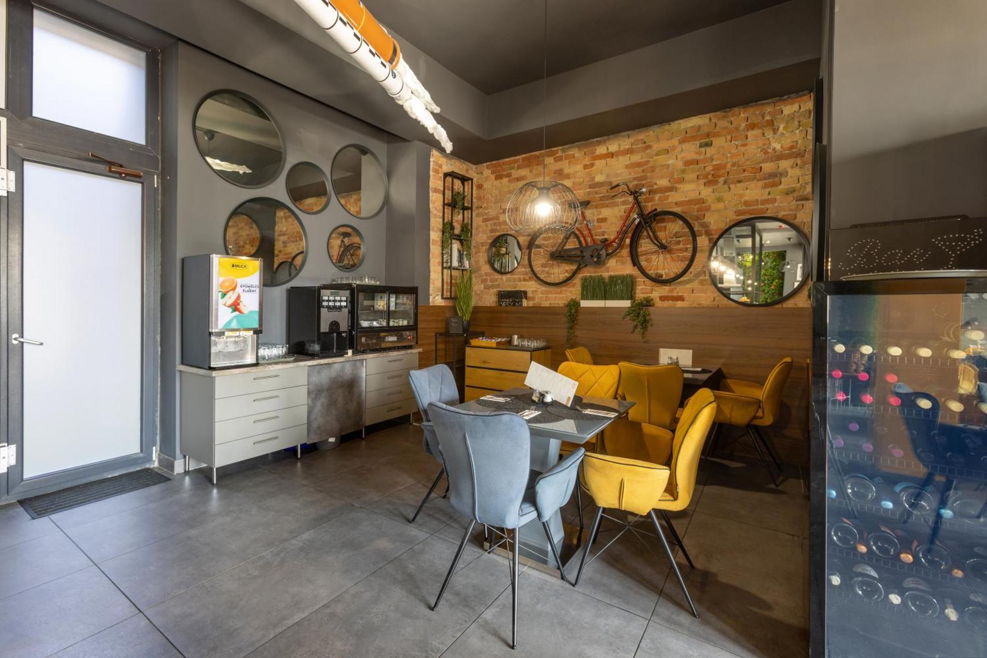 R73 Residences Pecs Bagian luar foto