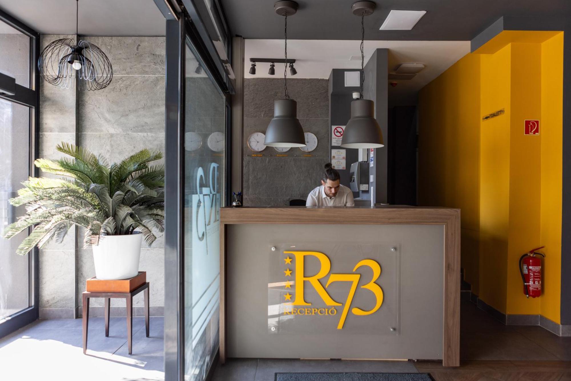 R73 Residences Pecs Bagian luar foto