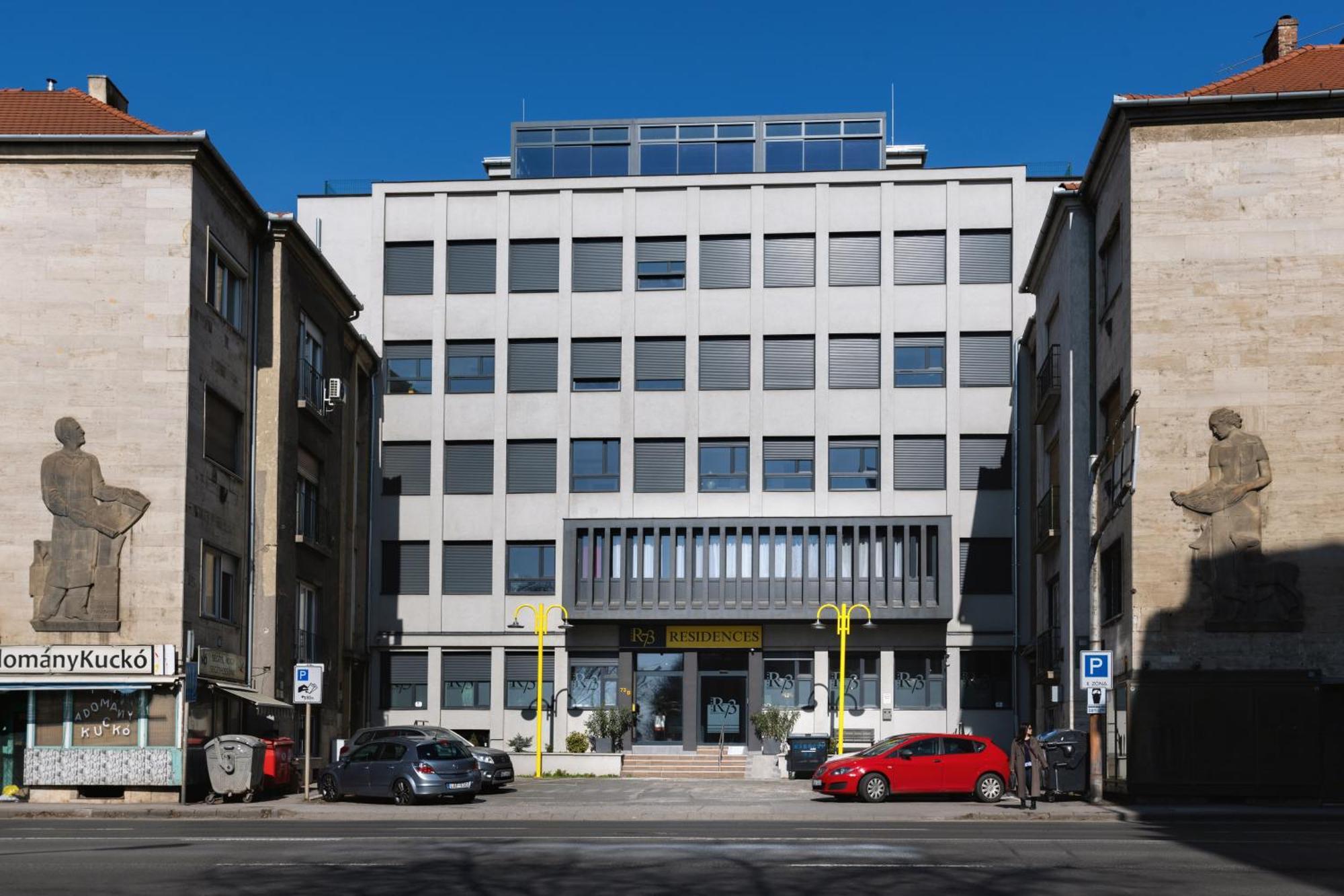 R73 Residences Pecs Bagian luar foto