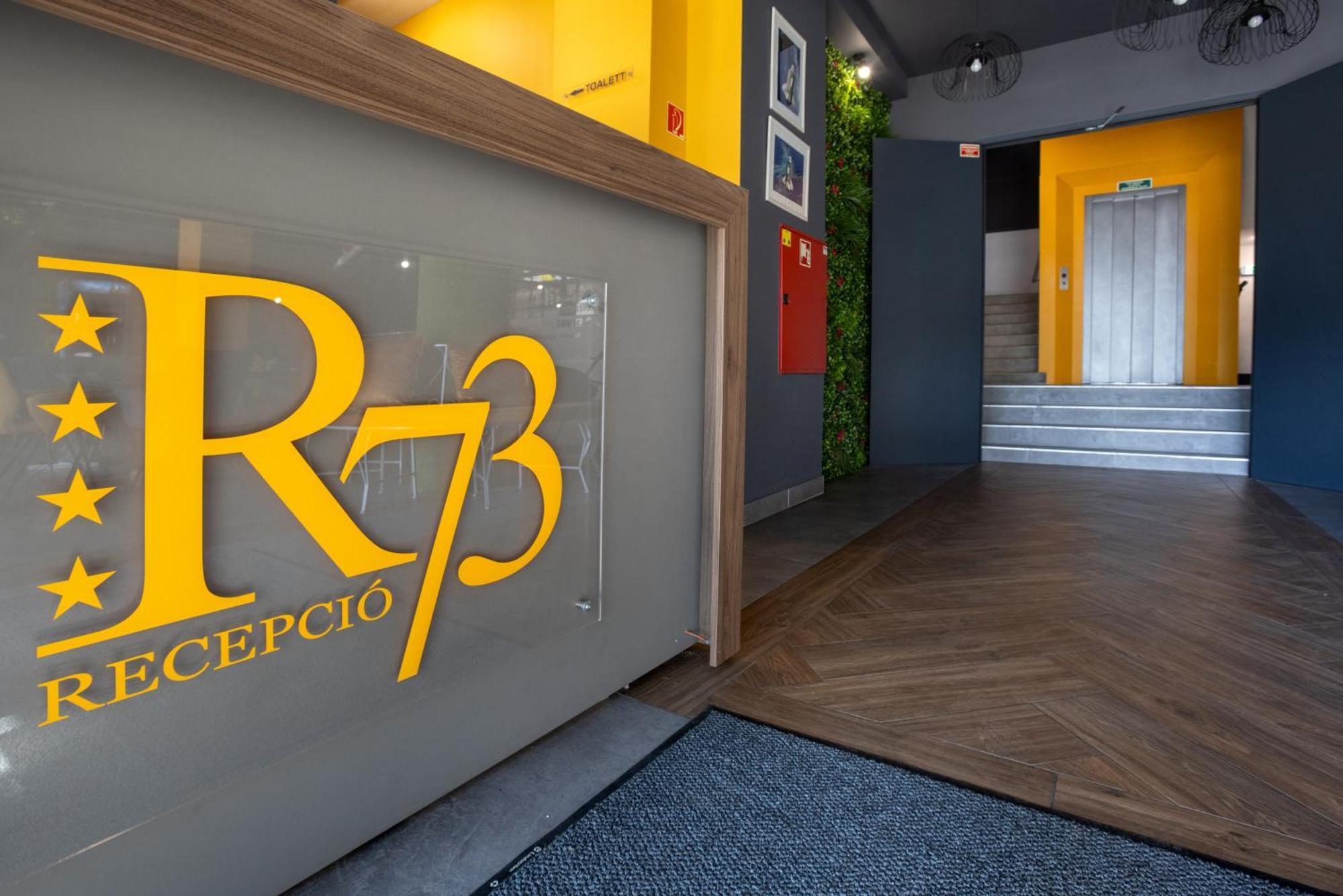 R73 Residences Pecs Bagian luar foto