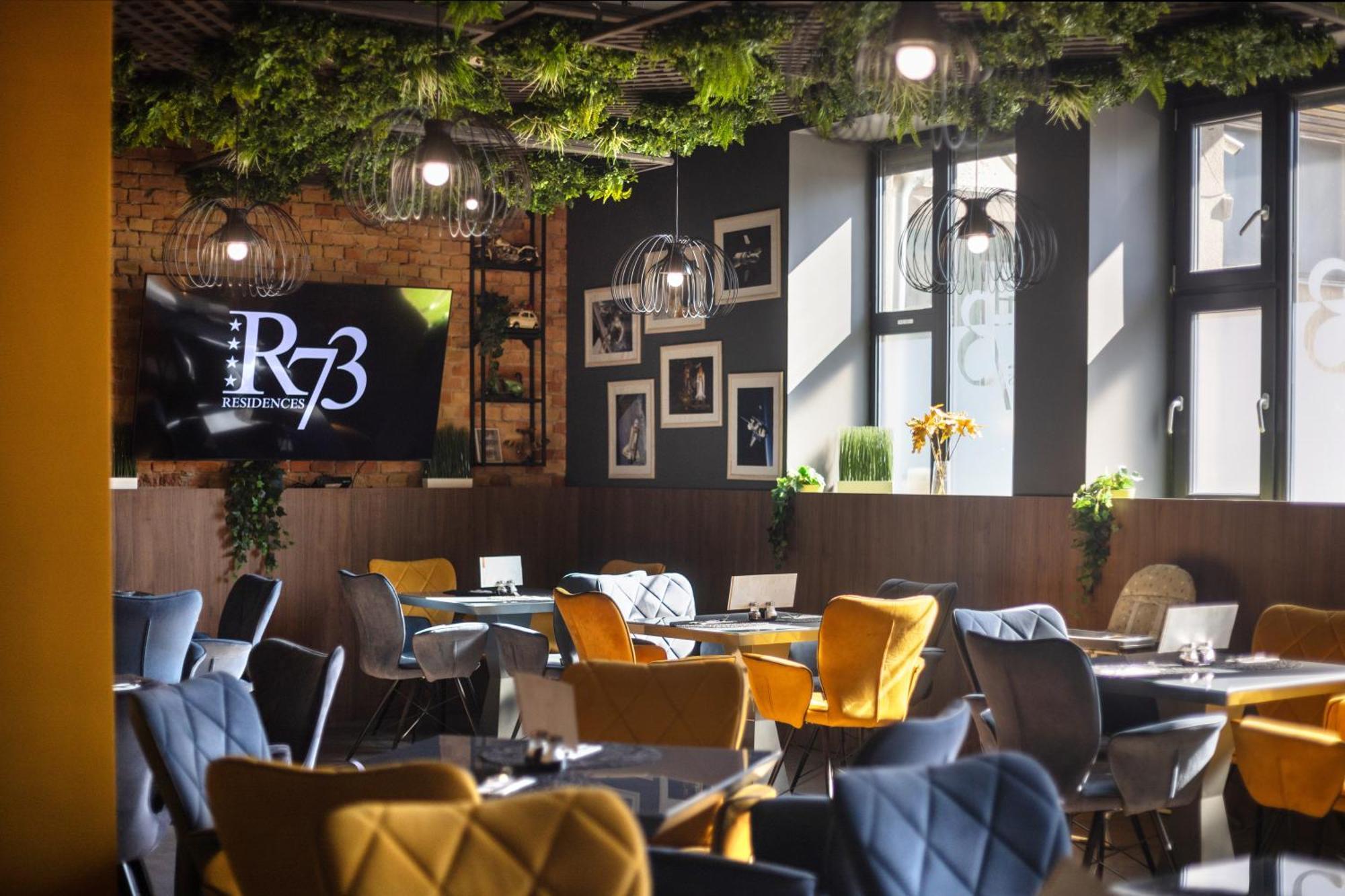R73 Residences Pecs Bagian luar foto