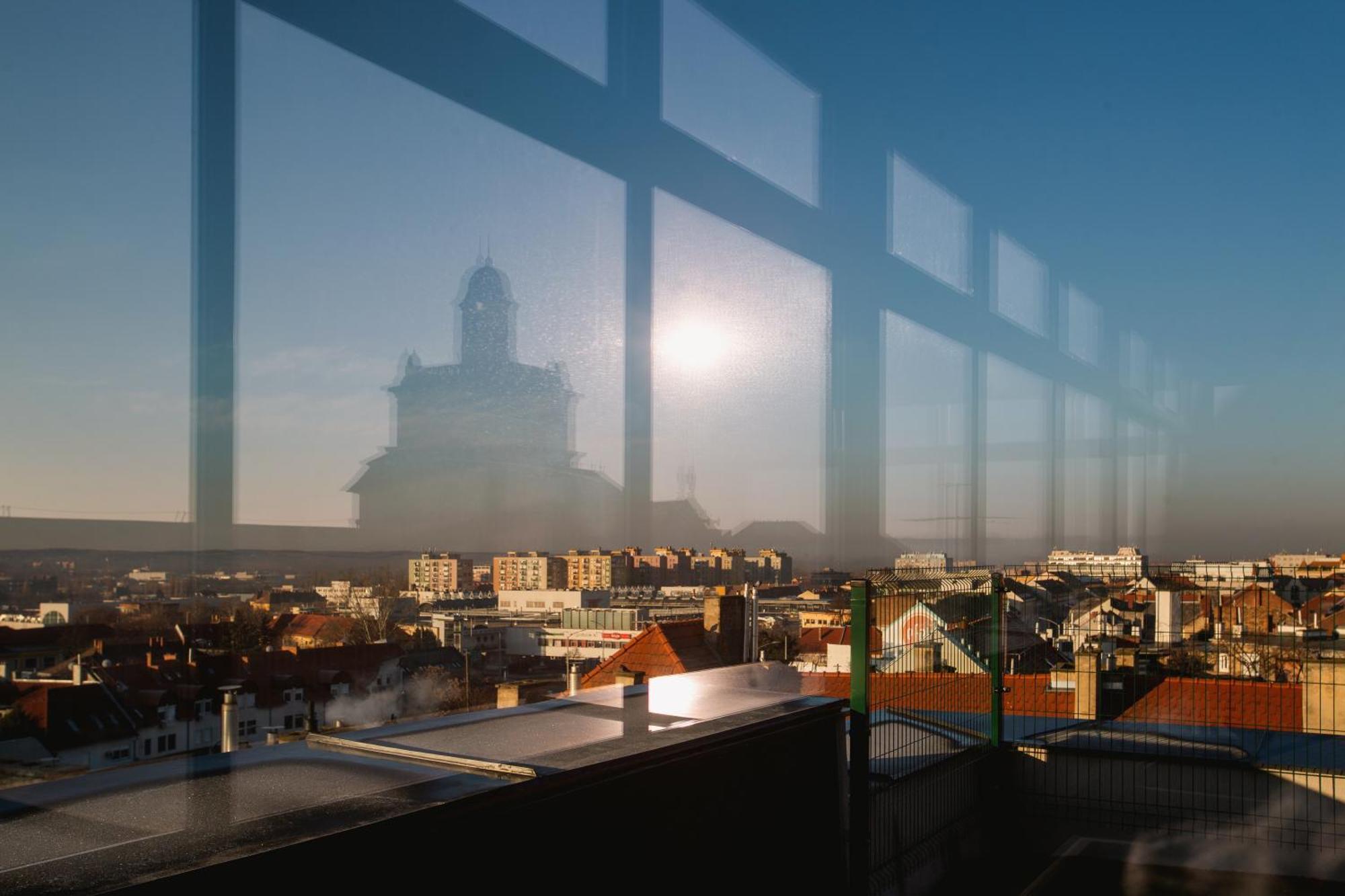 R73 Residences Pecs Bagian luar foto