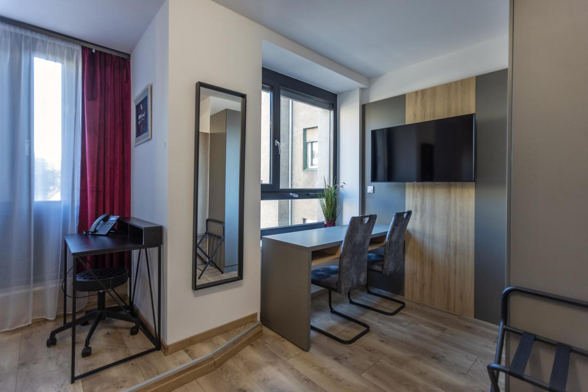 R73 Residences Pecs Bagian luar foto
