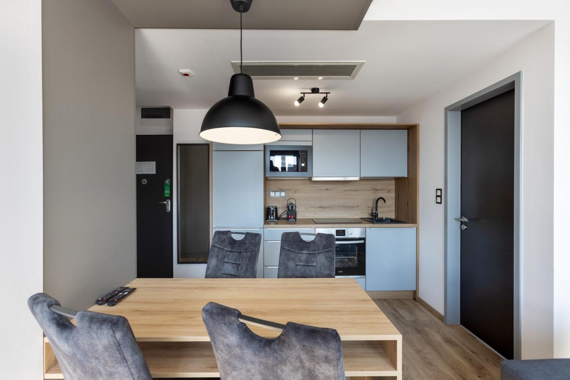 R73 Residences Pecs Bagian luar foto