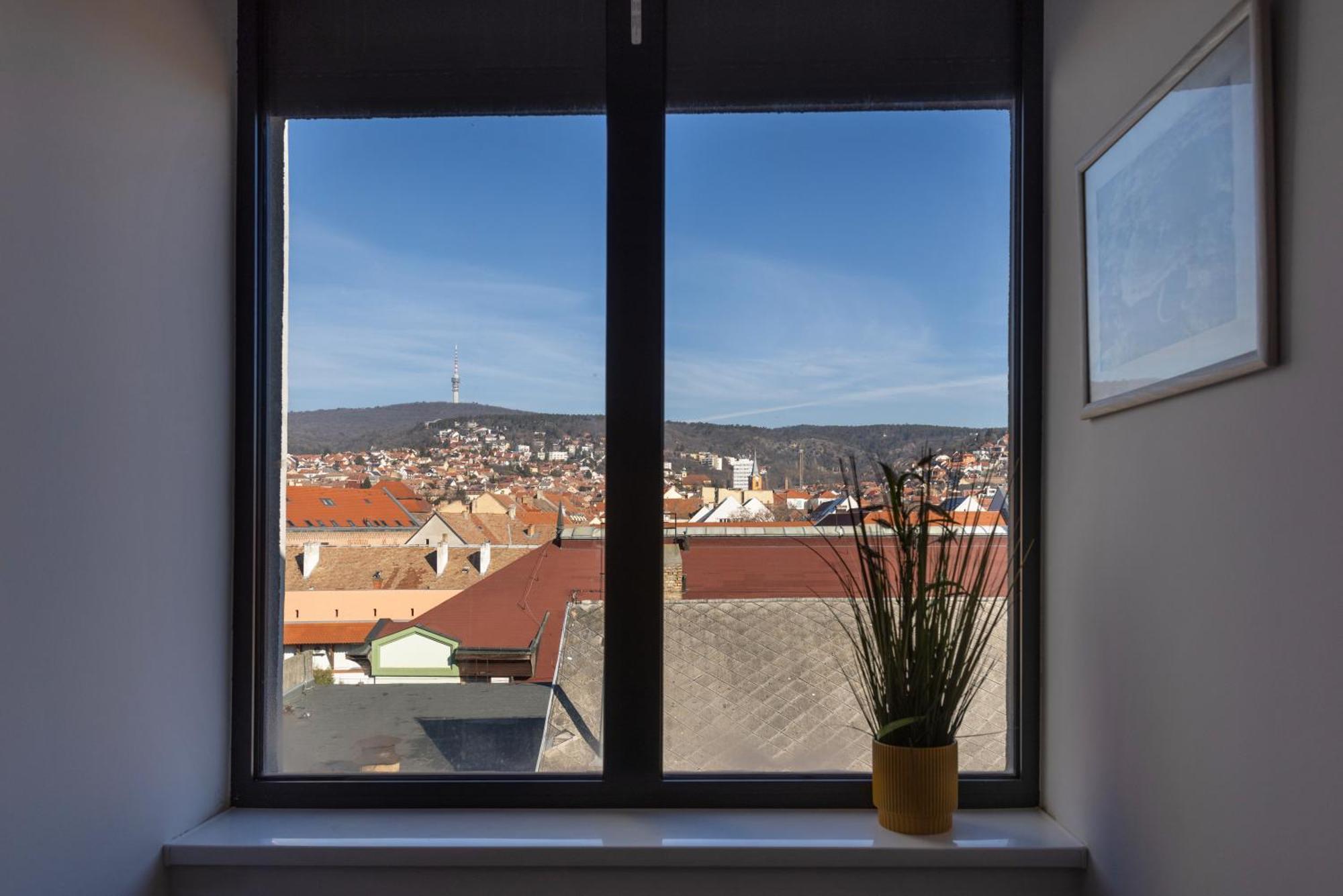 R73 Residences Pecs Bagian luar foto
